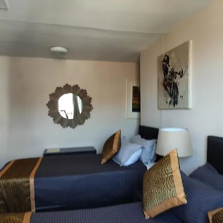 Double Bedroom בית הארחה 3*